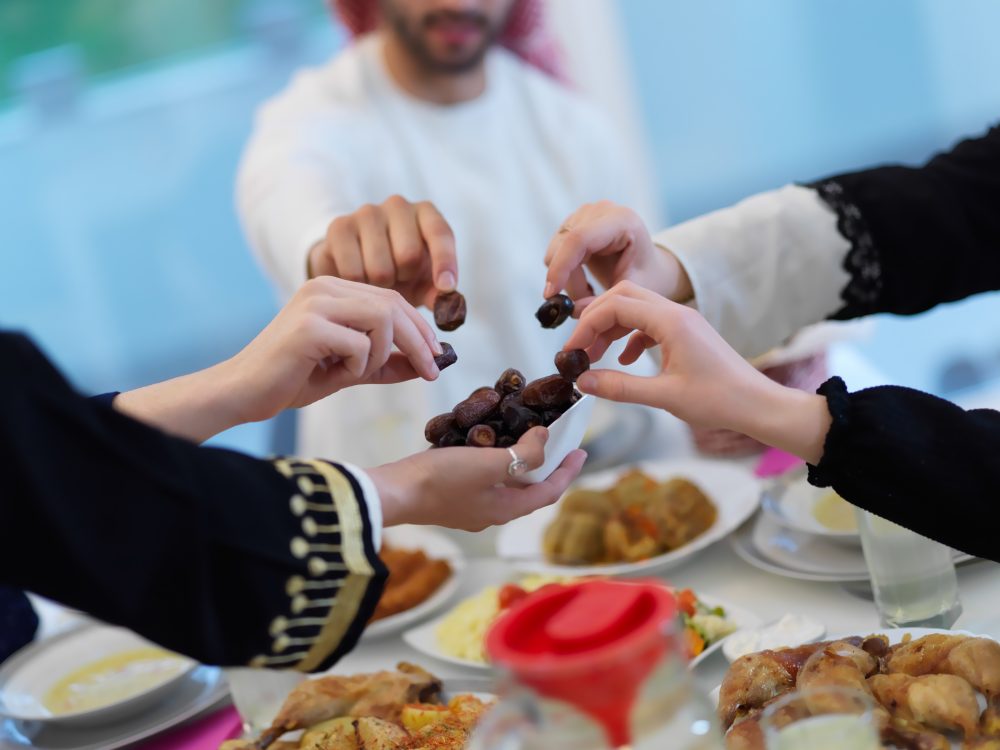 Можно облизывать губы во время рамадана. Рамадан Сток фото. Ифтар с семьей. Рамадан стоковое фото. Мусульманская семья за столом Ramadan Iftar.
